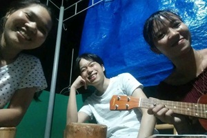 治安が良いドゥマゲテの夜、屋上で講師と談話。シニア留学の方もリラックスできるひととき