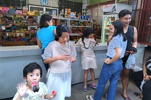 治安が良いドゥマゲテの近所でお買い物。親子留学の子供たちと講師の日常風景