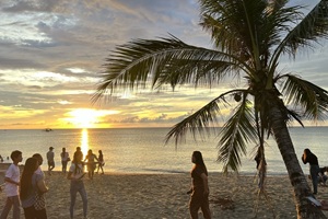 シパライの美しい夕日をバックに記念撮影