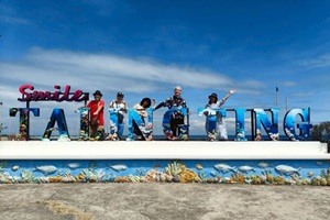 魔女の島として有名なシキホール島の看板前で記念撮影