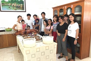 先生の誕生日をみんなでお祝い。フィリピン流のおもてなし