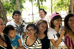 先生の親戚宅のホームパーティーに招待された生徒たち