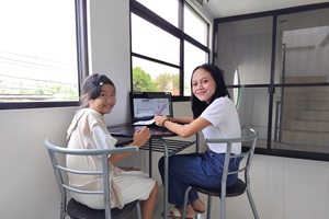 フィリピン人講師と小学生の生徒のツーショット。親子留学も安心のアットホームな雰囲気