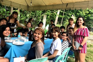 先生の親戚の誕生日会に招待され、現地文化を体験