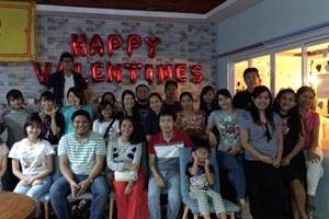 近隣のバーで行われたバレンタインパーティーの集合写真