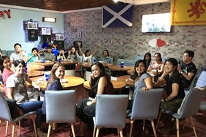 バレンタインパーティーでテーブルを囲んで盛り上がる様子