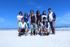 スクールアクティビティで行ったホワイトサンドバーでの集合写真