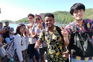 アクティビティ後の充実した笑顔。ホワイトサンドバーにて