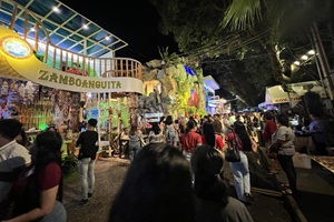 ドゥマゲテのBuglasanフェスティバルで賑わう夜の街並み（フィリピン留学・ドゥマゲテ留学中に楽しめるローカルイベント）