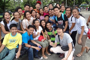 フィリピン各地を巡りながら現地の子どもたちと交流するB&D ENGLISH SCHOOL創業者菊池の様子（フィリピン留学・ドゥマゲテ留学の原点となった体験）