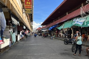 ドゥマゲテ中央市場の活気ある風景。フィリピン留学やドゥマゲテ留学（ドゥマゲッティ）中に楽しめるローカルフードと南国フルーツの市場。