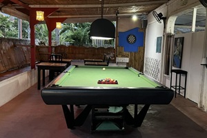 ヘブンズゲートのバーとプール。フィリピン留学やドゥマゲテ留学（ドゥマゲッティ）中に気軽に行けるリフレッシュスポット。