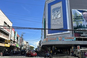 リープラザの外観。ドゥマゲテ（ドゥマゲッティ）最初のショッピングモールで、フィリピン留学中のお土産探しにも便利な地元密着型スポット。