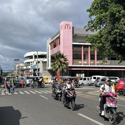 穏やかで安全なドゥマゲッティ（ドゥマゲテ）ダウンタウンの街並み