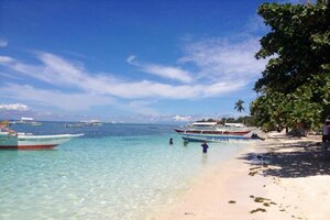 ボホール島のアロナビーチ。ドゥマゲテ留学からフェリーで行ける贅沢な観光地