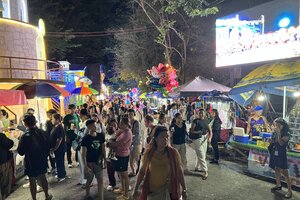 格安ドゥマゲテ留学中に楽しめるブグラサンフェスティバル。活気あふれるメイン会場の様子