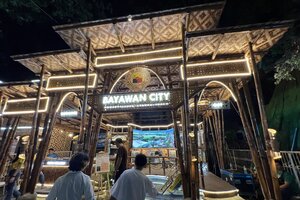 ドゥマゲテ留学で文化を学ぶ。ブグラサンフェスティバルの各自治体による趣向を凝らした展示ブース