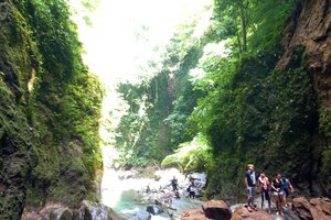 壮大な自然、カサロロの滝。ドゥマゲテ留学中にマイナスイオンを浴びる滝観光