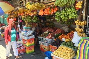 ドゥマゲテのマーケットにあるフルーツ専門エリア。マンゴーなどの南国フルーツが格安