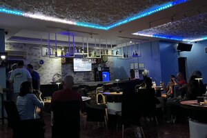 徒歩30秒のバー。ドゥマゲテ留学の仲間と楽しむ安全で賑やかな夜