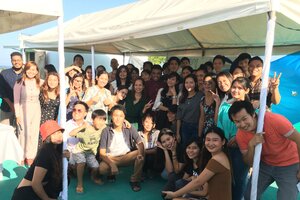 B&D English Schoolの屋上でくつろぐ留学生とスタッフの集合写真