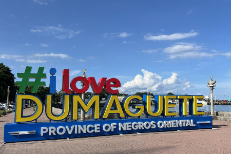 I LOVE DUMAGUETE モニュメント。フィリピン留学やドゥマゲテ留学（ドゥマゲッティ）で人気の写真スポットで、海沿いの象徴的なランドマーク。