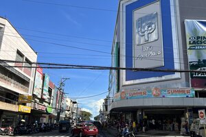 リープラザの外観。ドゥマゲテ最初のモールで、フィリピン留学中のお土産探しにも便利な地元密着型スポット。