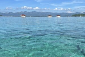 ボートから眺めるマンフヨド。ドゥマゲテ（ドゥマゲッティ）観光のハイライト