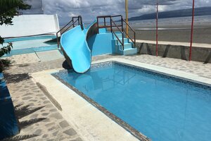 親子留学の生徒も親子で楽しめる滑り台付きプール！フィリピン留学を満喫できます。