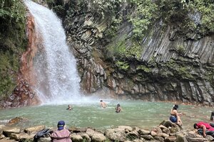 滝壺で泳ぐ体験。フィリピン留学中に格安で楽しめるドゥマゲテの自然観光