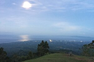 プンカック山からの夜景。治安の良いドゥマゲテの街を一望する観光スポット