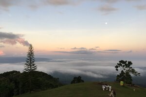 プンカック山からの雲海。ドゥマゲテ留学中に見られる幻想的な山の観光名所