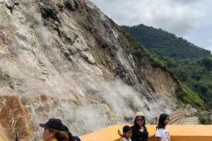 レッドロック温泉の蒸気。ドゥマゲテ（ドゥマゲッティ）留学で体験できる癒やしの温泉観光