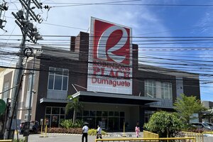 ロビンソンズモールの外観。ドゥマゲテ留学中に便利な大型モール。映画館やユニクロも揃う人気スポット。