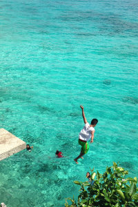 シキホール島の美しい海へ飛び込み体験