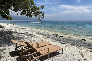 スミロン島の透明度抜群な海。ドゥマゲテ近郊観光で味わう極上のビーチ体験