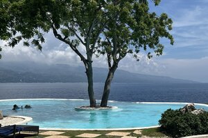 スミロン島のインフィニティプール。格安フィリピン留学中に味わう贅沢な観光のひととき