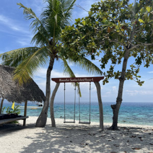 ドゥマゲッティから好アクセスなスミロン島の美しいビーチ風景