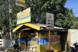 ヤミ・チキン（YAMI CHICKEN）外観。格安で美味しいフィリピンのローカルフードを楽しめるドゥマゲテの人気店。