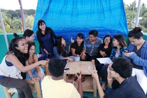 B&D English Schoolの屋上で先生と生徒が談笑する様子。第二の故郷のように感じられるアットホームな雰囲気