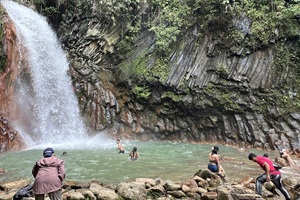 レッドロック温泉とプランバト滝。フィリピン留学やドゥマゲテ留学（ドゥマゲッティ）中に人気の観光スポットで、温泉と滝つぼ遊びが楽しめる癒しのアクティビティ。