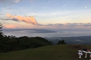 プンカック山の絶景サンセット。フィリピン留学やドゥマゲテ留学（ドゥマゲッティ）で人気のハイキングスポットで、山頂から空港ビューが楽しめる観光地。