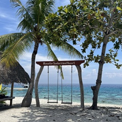 ドゥマゲッティから好アクセスなスミロン島の美しいビーチ風景