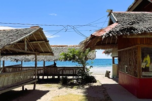 ヴィラ・レヴィタ・ビーチの海岸。フィリピン留学やドゥマゲテ留学（ドゥマゲッティ）中に徒歩で行ける海水浴スポットとして人気。