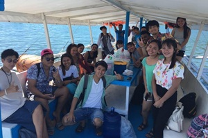 B&D ENGLISH SCHOOLのスクールアクティビティでドルフィンウォッチングに向かう船内での記念撮影（フィリピン留学中の思い出づくりの一場面）
