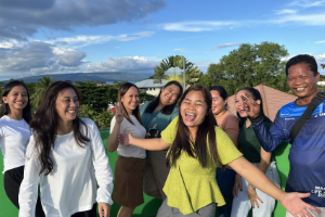 治安・コスパ最高のドゥマゲテでフィリピン留学を支えるB&Dスタッフ一同。アットホームな環境でマンツーマン留学を。