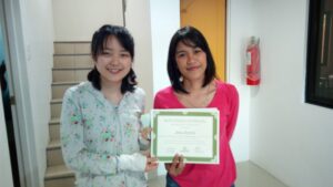 卒業証書を受け取る際に先生と撮った写真、フィリピン留学の達成の瞬間