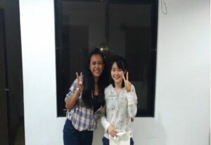 卒業時に先生と並ぶ記念写真、フィリピン留学での達成感を示す一枚