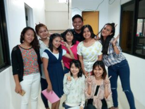 卒業式で先生たちと撮った集合写真、ドゥマゲテ留学の思い出