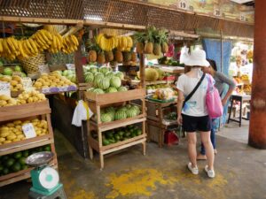 A.Yさんが訪れたドゥマゲッティのパブリックマーケット。色とりどりのフルーツが並ぶ様子